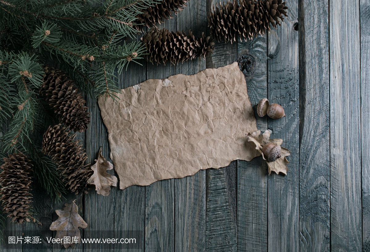 圣诞背景与旧纸在复古风格的木板